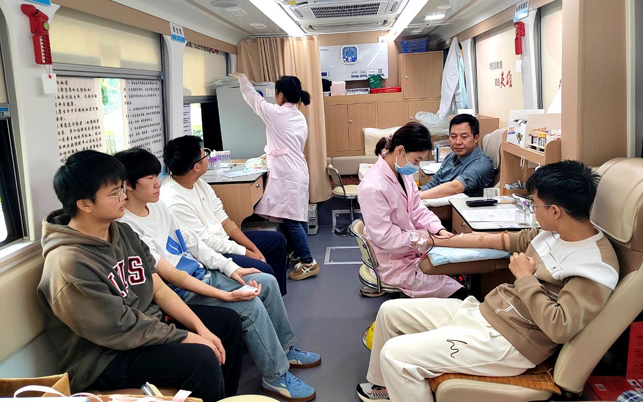 真情奉献 大爱无疆——我校师生踊跃参与无偿献血活动